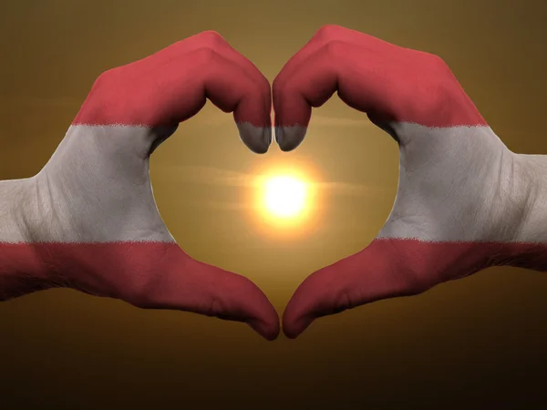 Kalp ve sevgi jest eller tarafından Avusturya bayrağı b sırasında renkli. — Stok fotoğraf