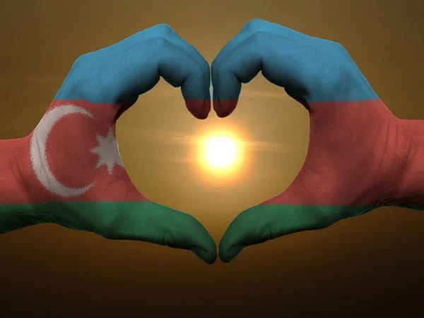 在阿塞拜疆国旗亚之色的心和爱的姿态的手 — 图库照片