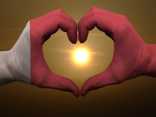 Жест сердца и любви руками, раскрашенный в цвета флага Бахрейна во время b — стоковое фото