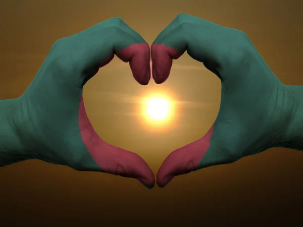 Καρδιά και αγάπη χειρονομία από χέρια χρωματισμένη με βλαπτικής σημαία του Μπανγκλαντές — Φωτογραφία Αρχείου