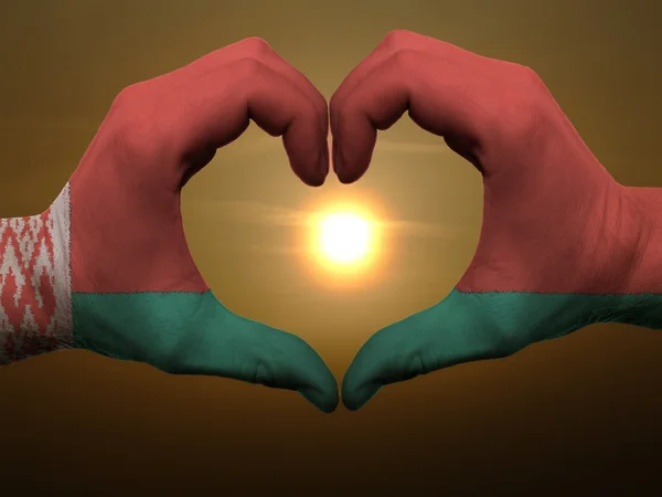 Coração e amor gesto por mãos coloridas em bandeira belarus durante b — Fotografia de Stock