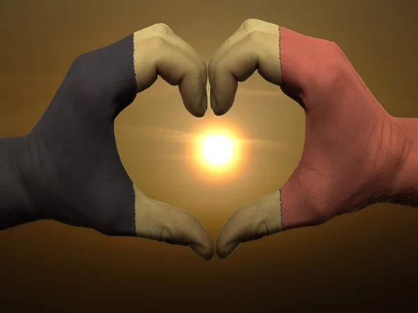 Serca i miłości gest rękoma w kolorze flaga Belgii podczas b — Zdjęcie stockowe