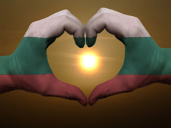 Szív és a szeretet gesztusa, kezében színes bolgár zászló alatt — Stock Fotó