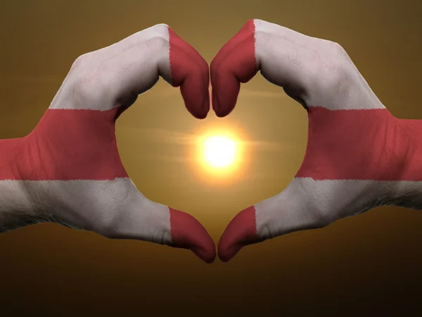 Coração e amor gesto por mãos coloridas na bandeira da inglaterra durante b — Fotografia de Stock