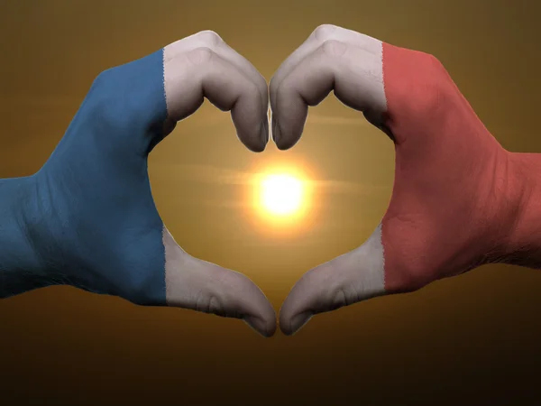 Corazón y el gesto de amor por las manos de color en la bandera de Francia durante ser — Foto de Stock