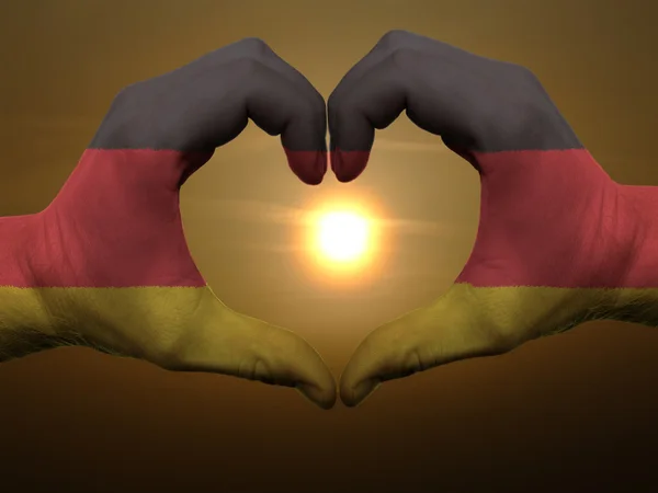 Καρδιά και αγάπη χειρονομία από χέρια χρωματισμένη με σημαία της Γερμανίας κατά τη διάρκεια του β — Φωτογραφία Αρχείου