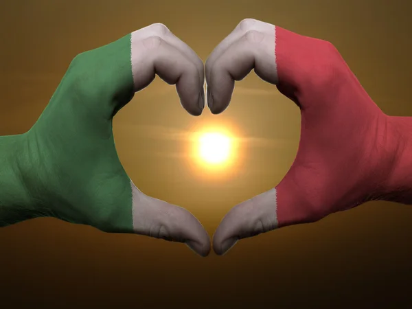 Serca i miłości gest rękoma w kolorze flaga Włochy podczas bea — Zdjęcie stockowe