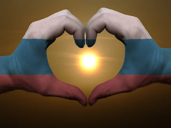 Сердце и любовь жест руками окрашены в флаг России во время быть — стоковое фото