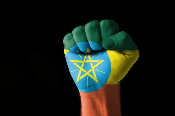 Кулак, окрашенный в цвета флага Эфиопии — стоковое фото