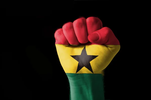 Pugno dipinto nei colori della bandiera ghana — Foto Stock