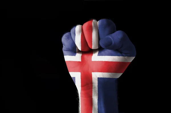 Vuist geschilderd in kleuren van de vlag van IJsland — Stockfoto