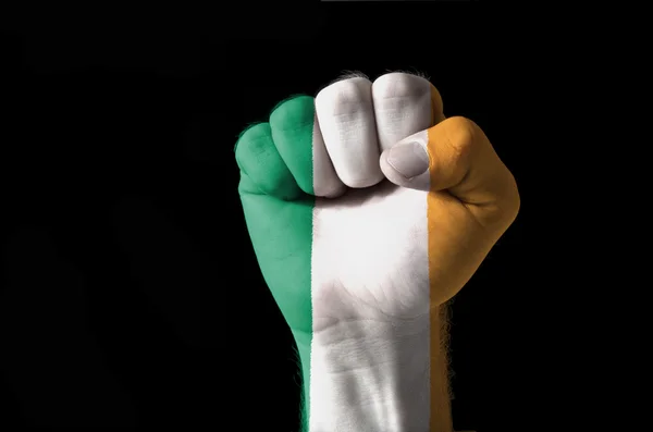 Pugno dipinto a colori della bandiera irlandese — Foto Stock