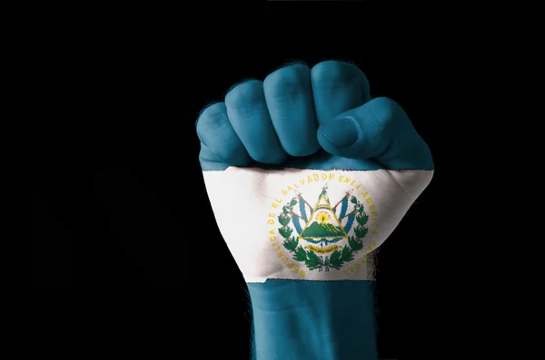 Кулак раскрашен в цвета флага Сальвадора — стоковое фото