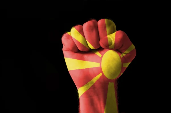 Pugno dipinto con colori della bandiera macedonia — Foto Stock