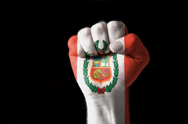 Puño pintado en colores de la bandera de perú — Foto de Stock