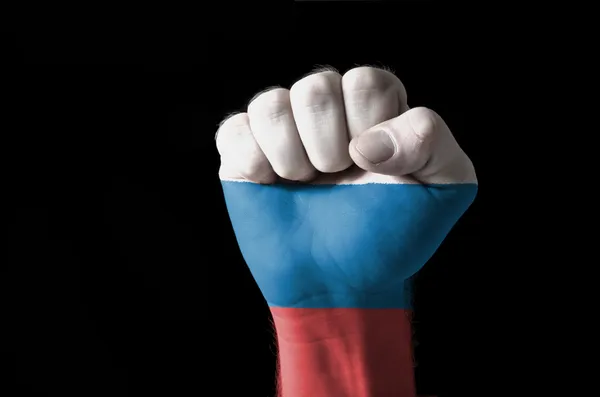 Кулак, раскрашенный в цвета российского флага — стоковое фото