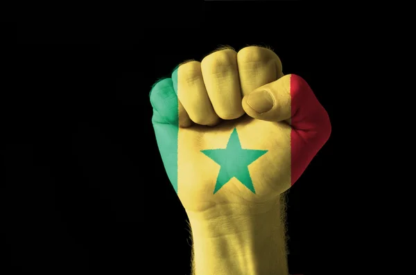 Näve målad i färger av Senegals flagga — Stockfoto