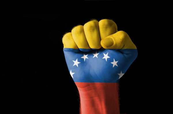 Кулак, раскрашенный в цвета флага венезуэлы
