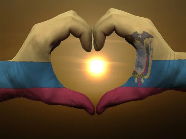 Corazón y gesto de amor por manos coloreadas en bandera ecuador durante b — Foto de Stock