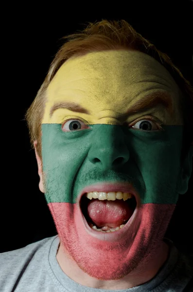 Ansikte av galet arg man målade i färgerna på Litauens flagga — Stockfoto