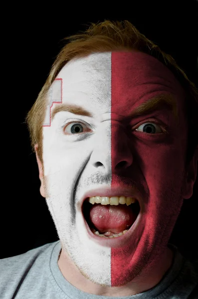 Çılgın kızgın adamın yüzünü malta bayrağı renklerde boyanmış — Stok fotoğraf