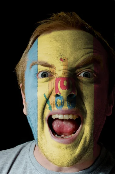Gesicht des verrückten wütenden Mannes in den Farben der moldawischen Flagge gemalt — Stockfoto