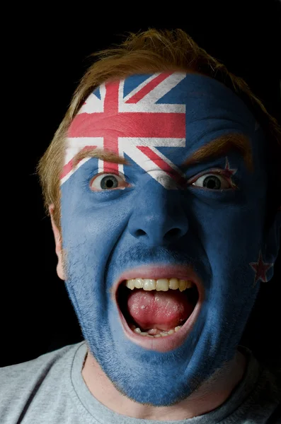 Twarz szalony człowiek zły pomalowane w kolorach flagi Nowa Zelandia — Zdjęcie stockowe