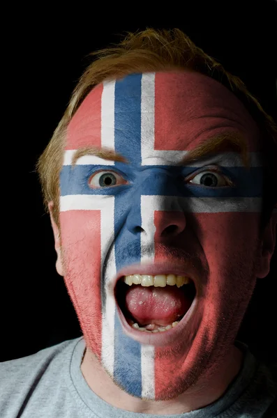 疯狂愤怒的人的脸上涂在挪威旗子的颜色 — 图库照片