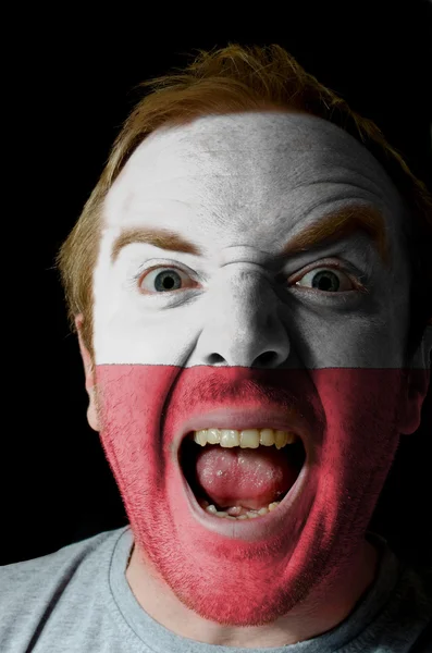 Ansikte av galet arg man målade i färgerna på Polen flagga — Stockfoto