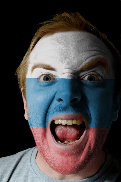Gesicht des verrückten wütenden Mannes in den Farben der russischen Flagge gemalt — Stockfoto
