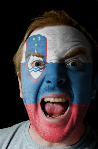 Gezicht van gek boze man geschilderd in kleuren van Slovenië vlag — Stockfoto