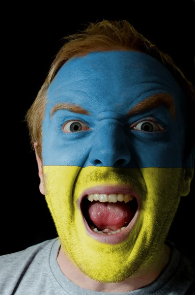 Gezicht van gek boze man geschilderd in kleuren van Oekraïne vlag — Stockfoto