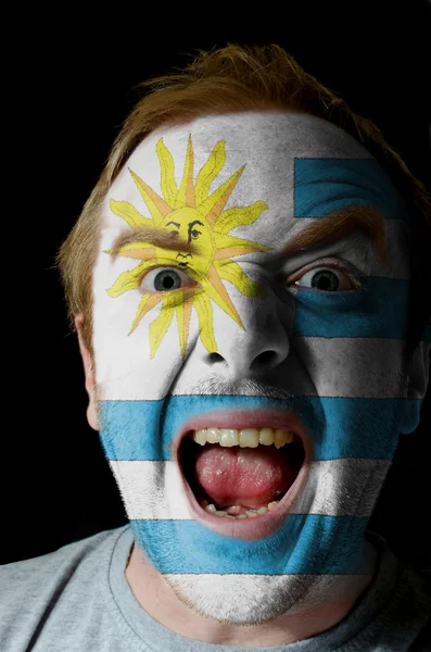 Twarz szalony człowiek zły pomalowane w kolorach flagi Urugwaju — Zdjęcie stockowe
