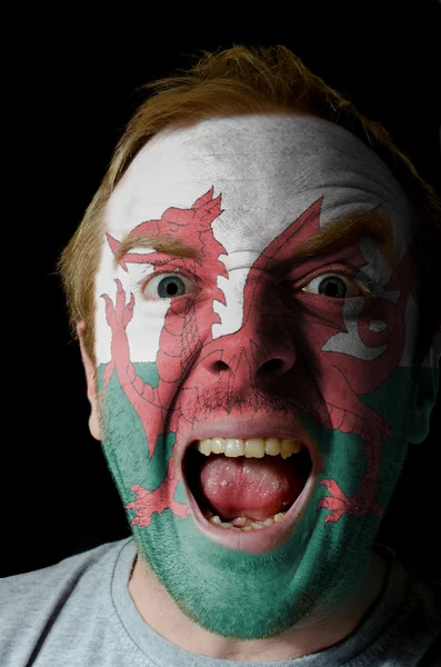 Πρόσωπο της τρελό θυμωμένος άνθρωπος που χρωματίζονται στα χρώματα της σημαίας της Ουαλίας — Φωτογραφία Αρχείου