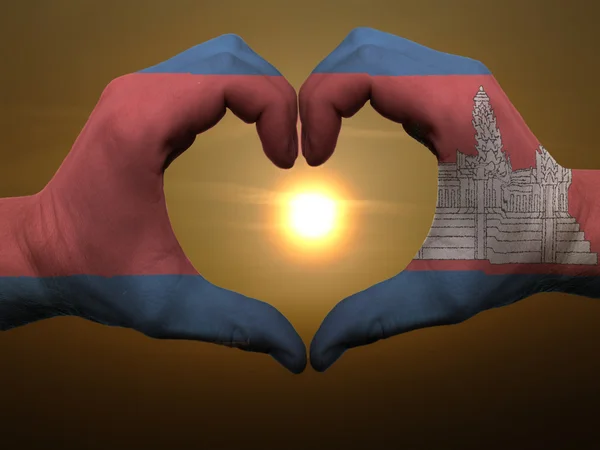 Geste de coeur et d'amour par les mains colorées dans le drapeau cambodia pendant — Photo