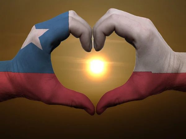 Corazón y gesto de amor por las manos coloreadas en la bandera de chile durante bea —  Fotos de Stock