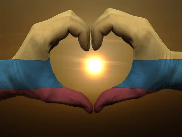 在哥伦比亚国旗色的心和爱的姿态的手 — 图库照片