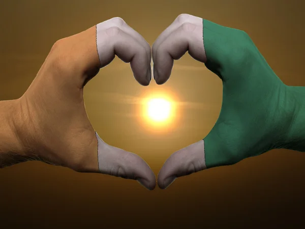 Сердце и любовь жест руками окрашены в cote 'd Ivore флаг Дур — стоковое фото