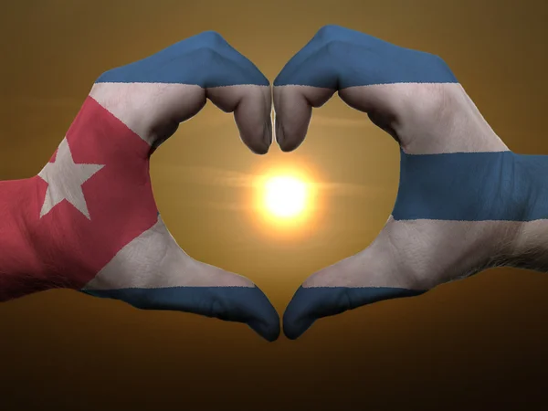 Serca i miłości gest rękoma w kolorze flaga Kuby podczas beau — Zdjęcie stockowe