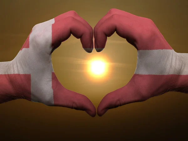 Szív és a szeretet gesztusa, kezében színes a Dánia lobogója alatt b — Stock Fotó