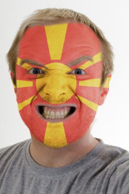 Makedonya bayrağının renkleri çılgınca kızgın adamın yüzü boyalı