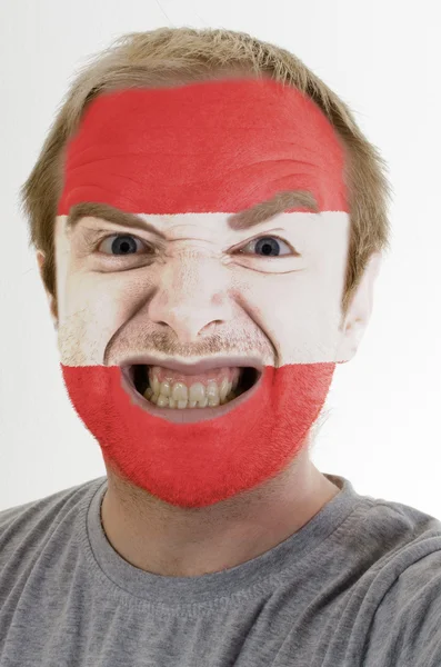 Rosto de louco homem zangado pintado em cores de bandeira austríaca — Fotografia de Stock