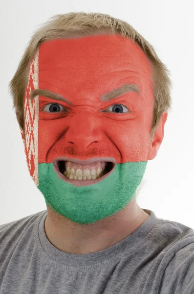 Лицо безумного злобного человека, раскрашенного в цвета белорусского флага — стоковое фото
