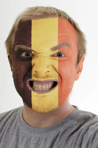 Ansikte av galet arg man målade i färgerna på Belgien flagga — Stockfoto