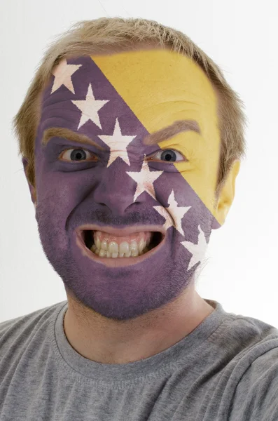 Πρόσωπο της τρελό θυμωμένος άνθρωπος που χρωματίζονται στα χρώματα της Βοσνίας Ερζεγοβίνης — Φωτογραφία Αρχείου