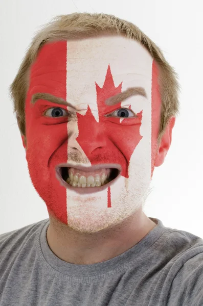 Gesicht des verrückten wütenden Mannes in den Farben der kanadischen Flagge — Stockfoto