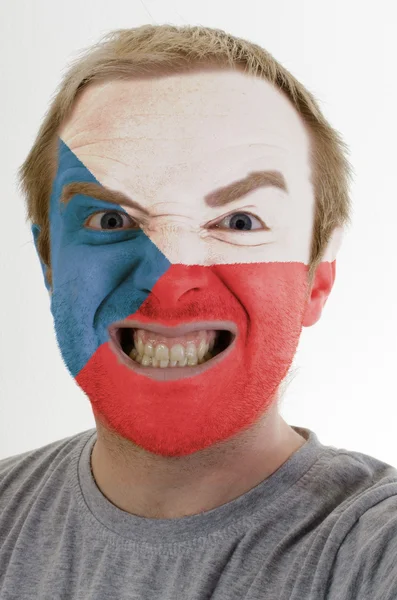 Πρόσωπο της τρελό θυμωμένος άνθρωπος που χρωματίζονται στα χρώματα της Τσεχίας σημαίας — Φωτογραφία Αρχείου