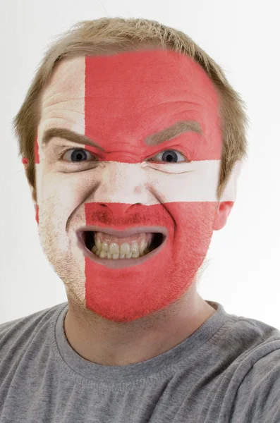Gezicht van gek boze man geschilderd in kleuren van de vlag van Denemarken — Stockfoto