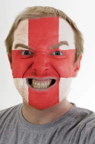 Ansikte av galet arg man målade i färgerna på england flagga — Stockfoto