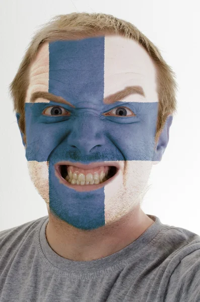 Gesicht des verrückten wütenden Mannes in den Farben der finnischen Flagge gemalt — Stockfoto